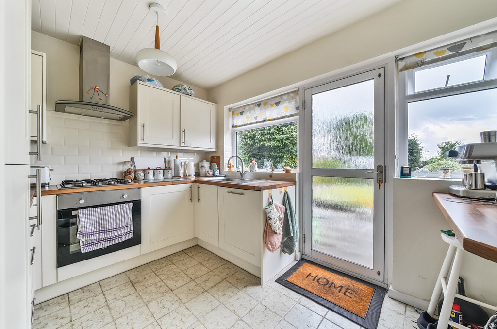 3 bed semi-detached bungalow for sale in Fernheath Way, Dartford  - Property Image 3