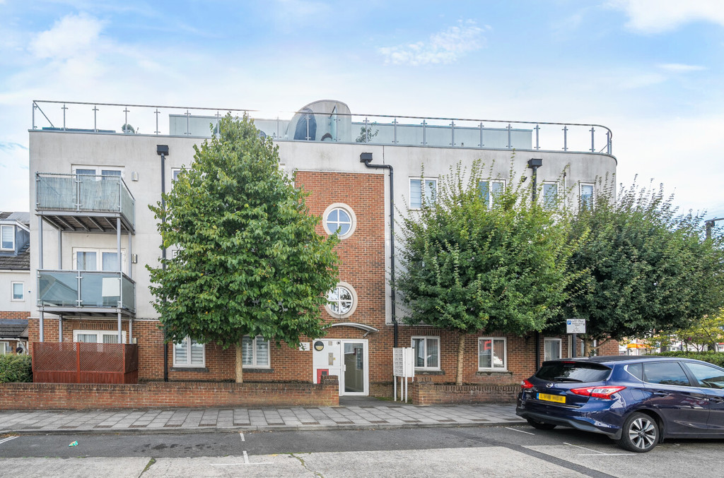 2 bed flat for sale in Oisc Court, Sidcup  - Property Image 1