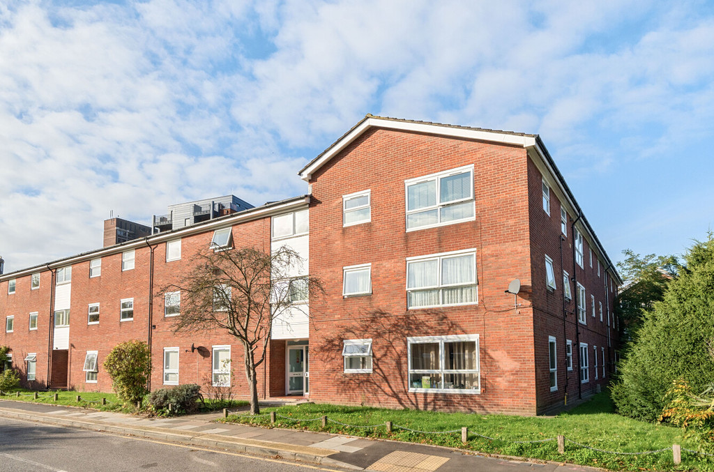 2 bed flat for sale in Greenwood Close, Sidcup  - Property Image 1