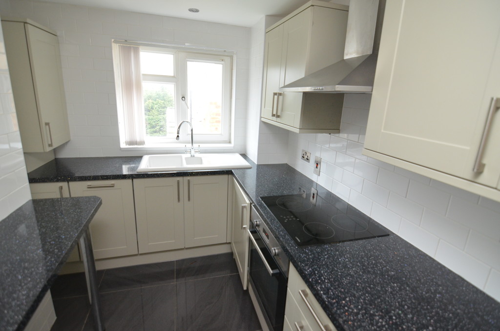 2 bed flat to rent in Hatherley Crescent, Sidcup  - Property Image 3