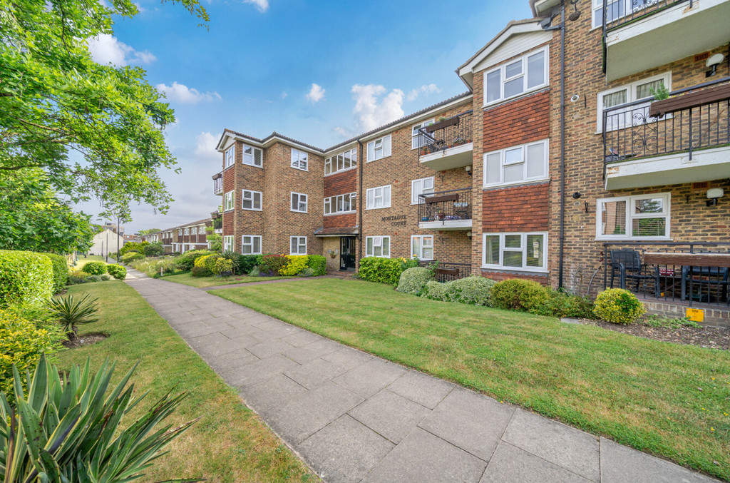 2 bed apartment for sale in Station Road, Sidcup, DA15 7DA