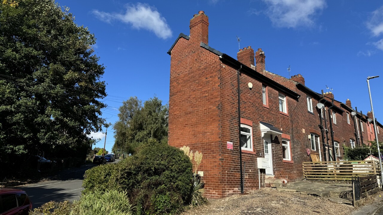 3 bed end of terrace house for sale in Vesper Road, Leeds  - Property Image 1