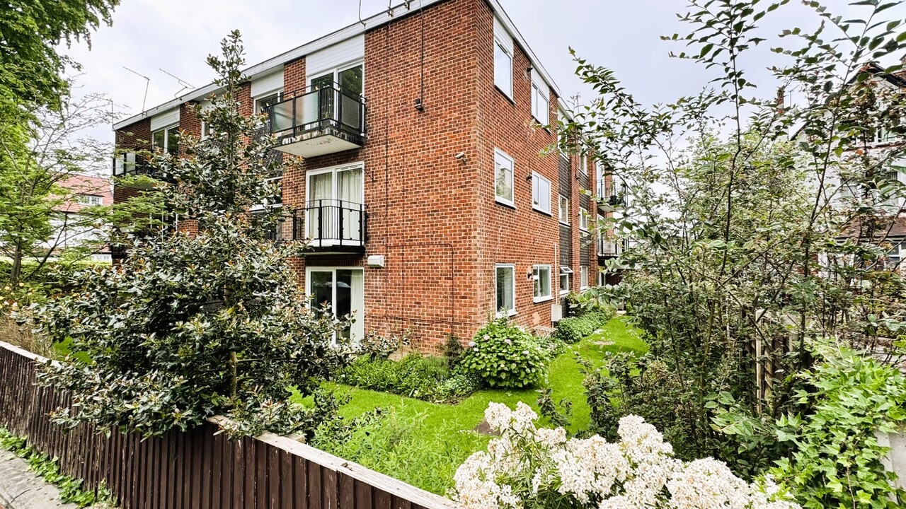 1 bed apartment for sale in Brentwood Court, Leeds  - Property Image 2