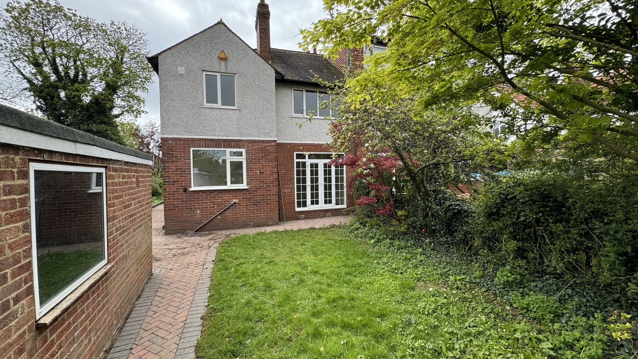 4 bed semi-detached house for sale in Harrowby Road, Leeds  - Property Image 17