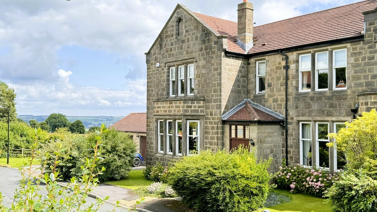 4 bed house for sale in Hilton Grange, Bramhope  - Property Image 1