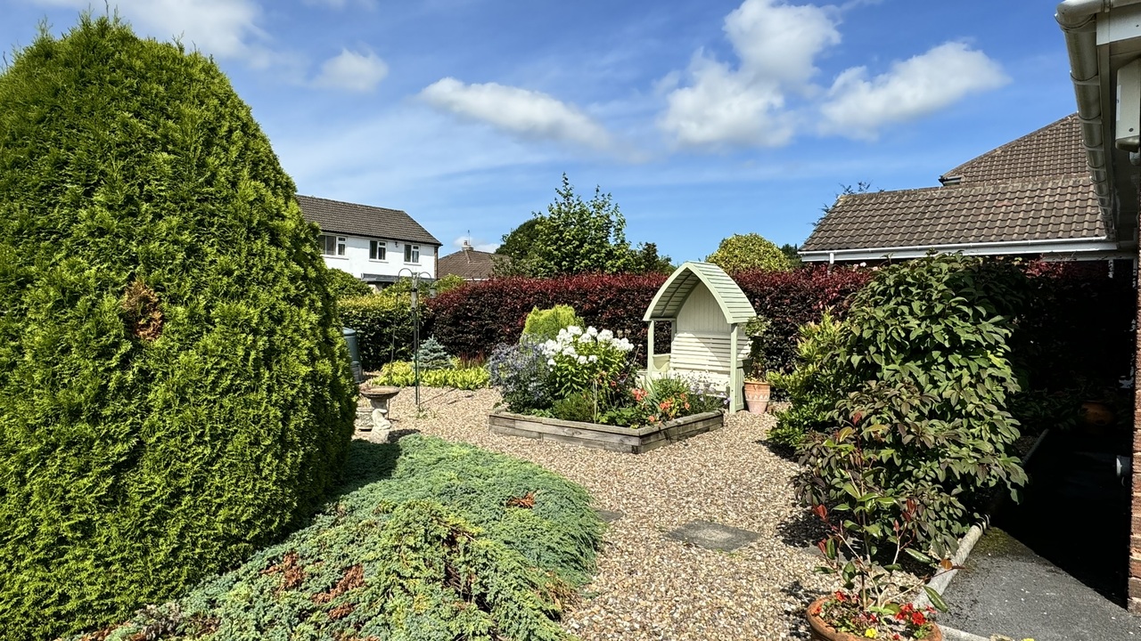 2 bed semi-detached bungalow for sale in Bramhope, Leeds  - Property Image 13