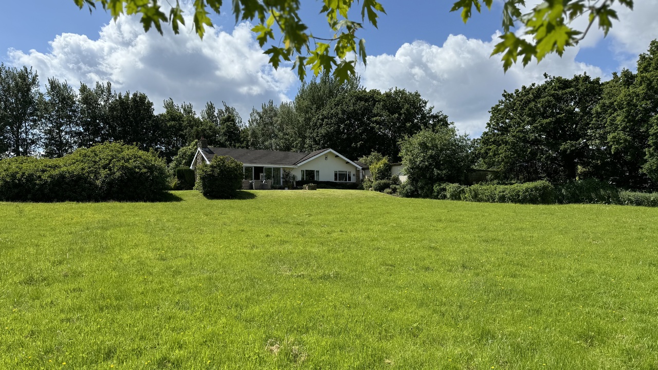 4 bed detached bungalow for sale in Scotland Lane, Horsforth  - Property Image 2