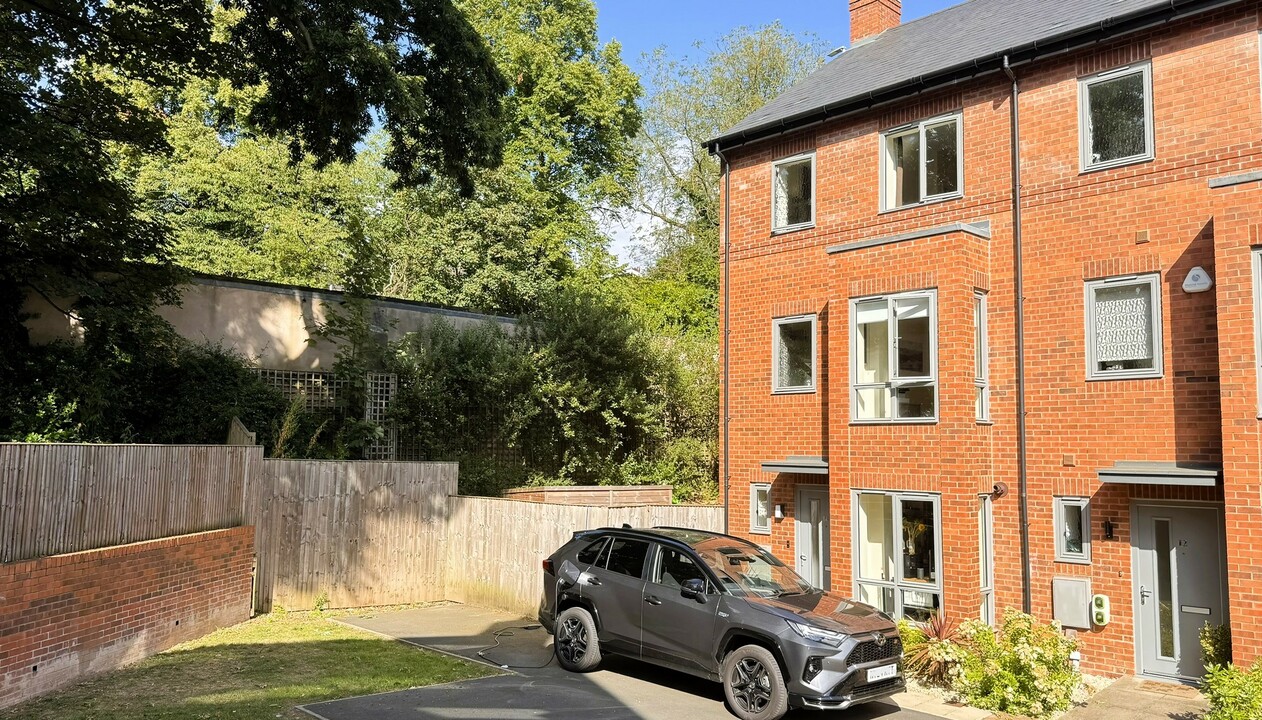 4 bed town house for sale in Victoria Gardens, Leeds  - Property Image 1