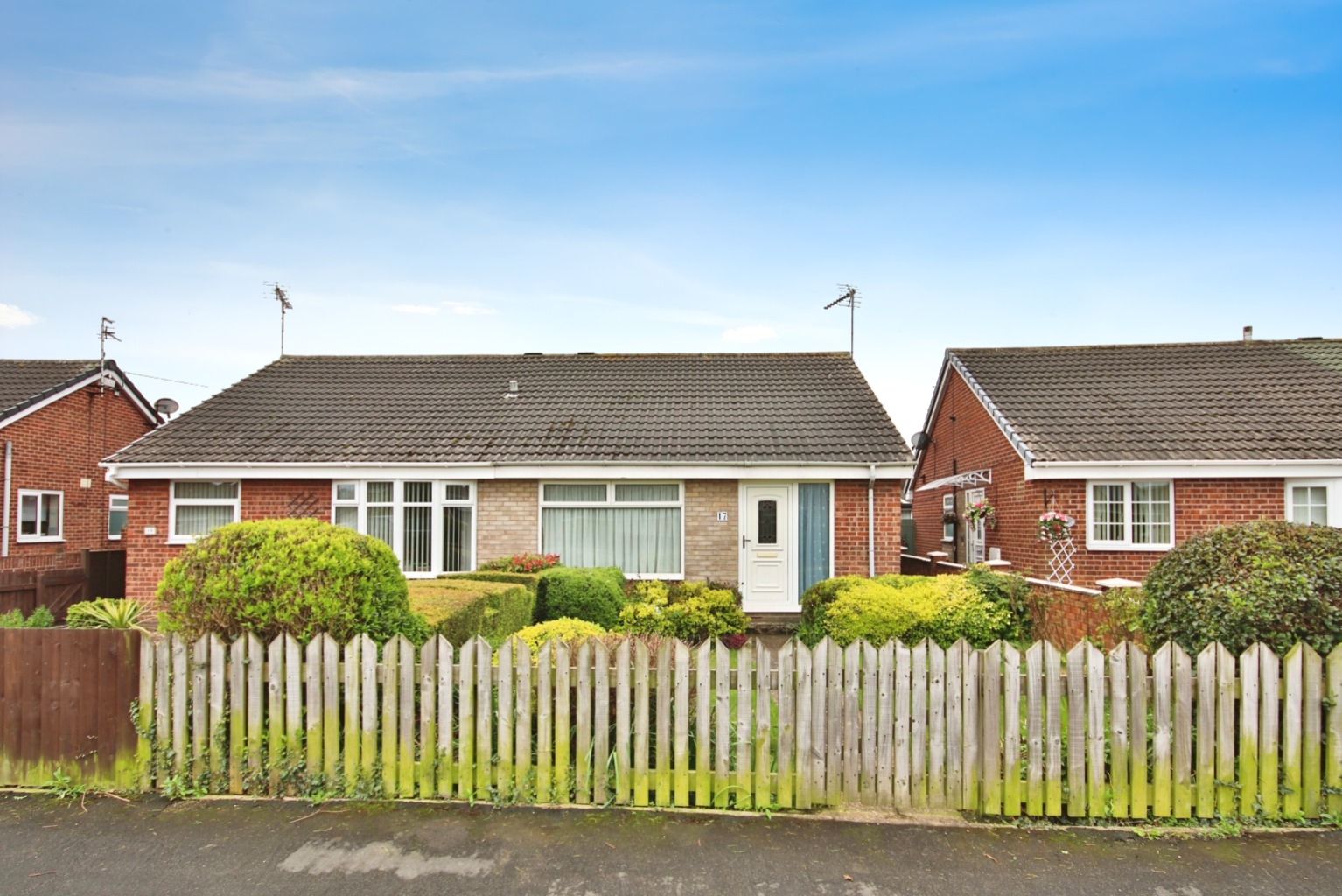 2 bed bungalow for sale in Stonesdale, Hull - Property Image 1