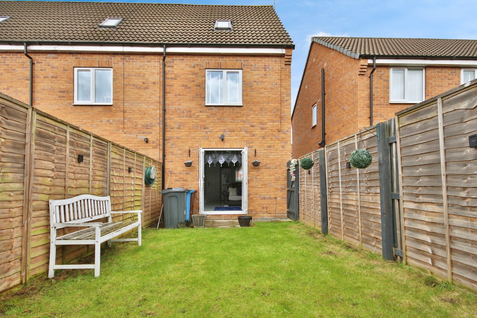 3 bed end of terrace house for sale in Brockwell Park, Hull  - Property Image 1