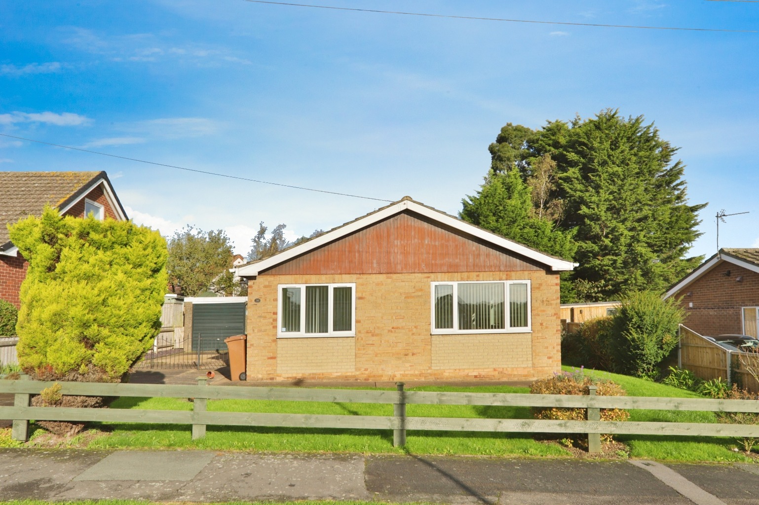 3 bed detached bungalow for sale in Warrendale, Barton upon Humber - Property Image 1
