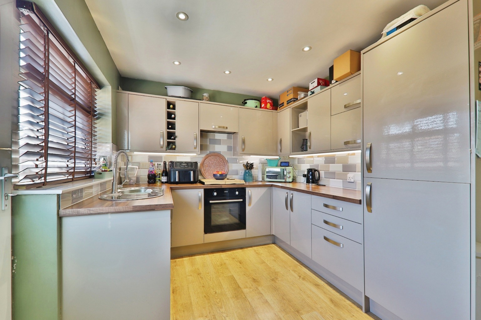 3 bed end of terrace house for sale in Grove Park, Beverley  - Property Image 3