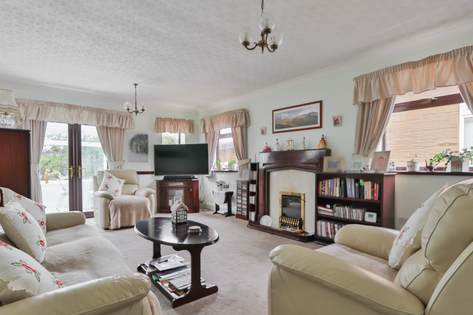 2 bed semi-detached bungalow for sale in Golf Links Road, Hull  - Property Image 2