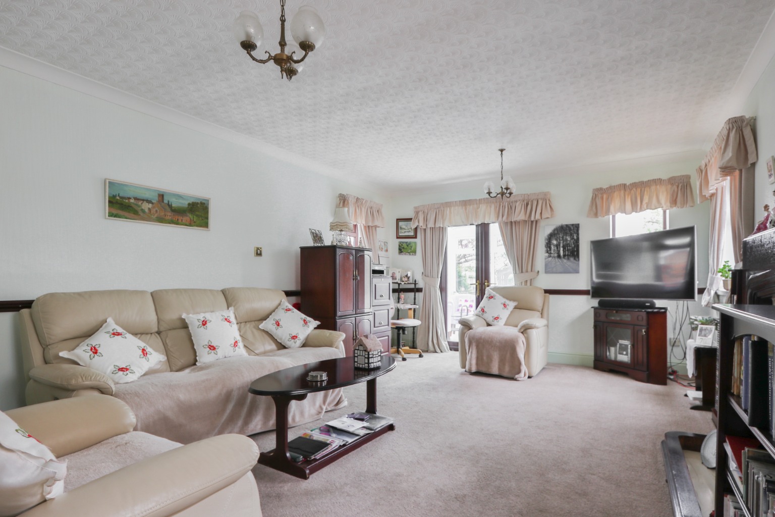 2 bed semi-detached bungalow for sale in Golf Links Road, Hull - Property Image 1