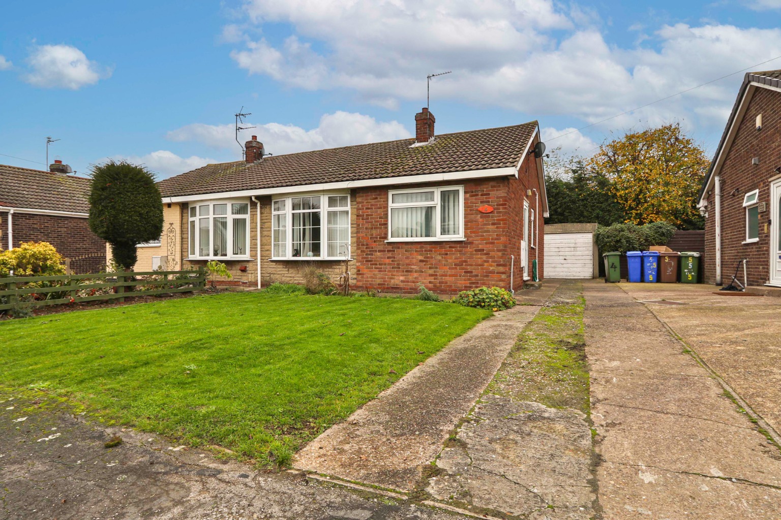 2 bed bungalow for sale in Manderville Close, Hull, HU12