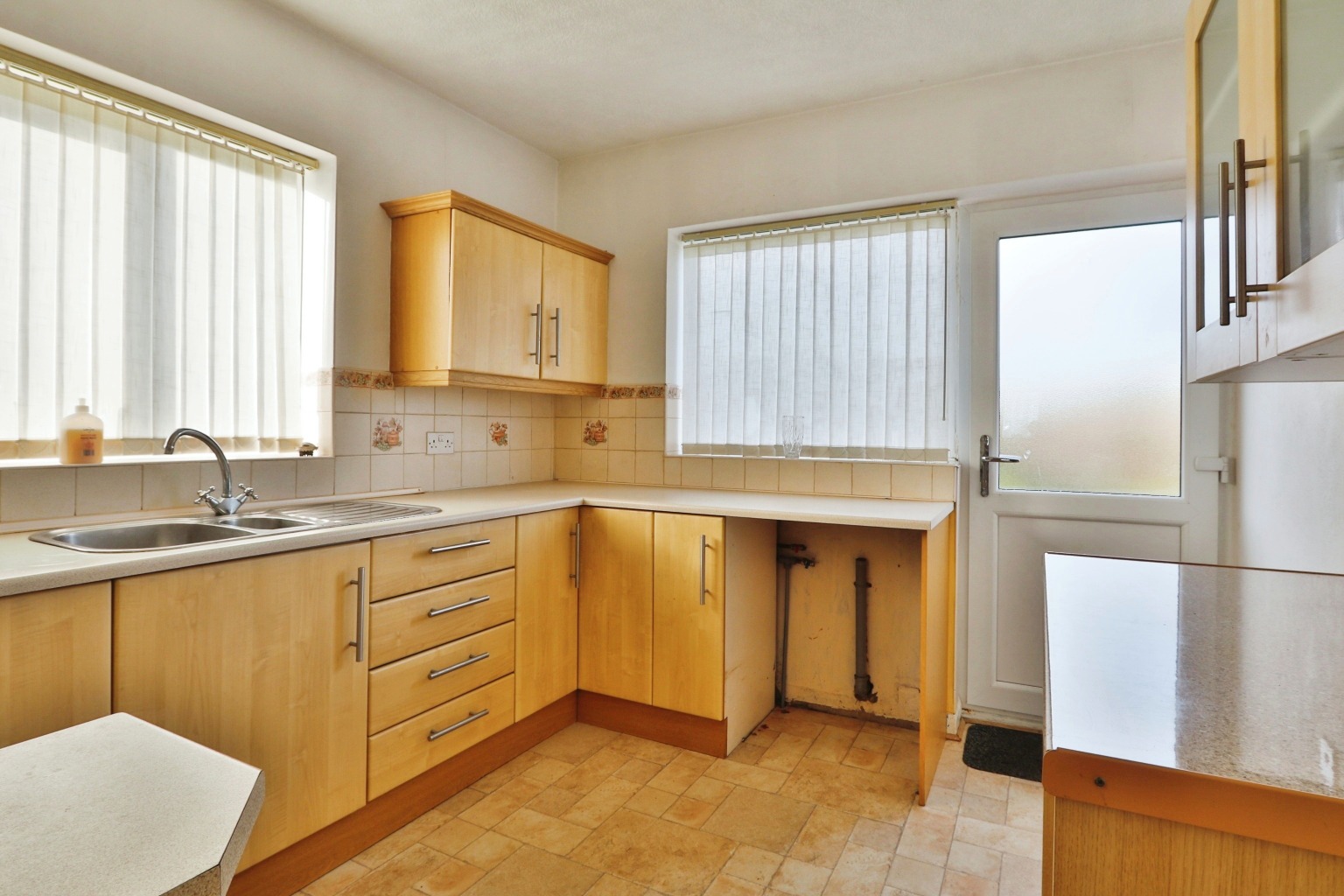 2 bed semi-detached bungalow for sale in St Philips Road, Hull  - Property Image 2