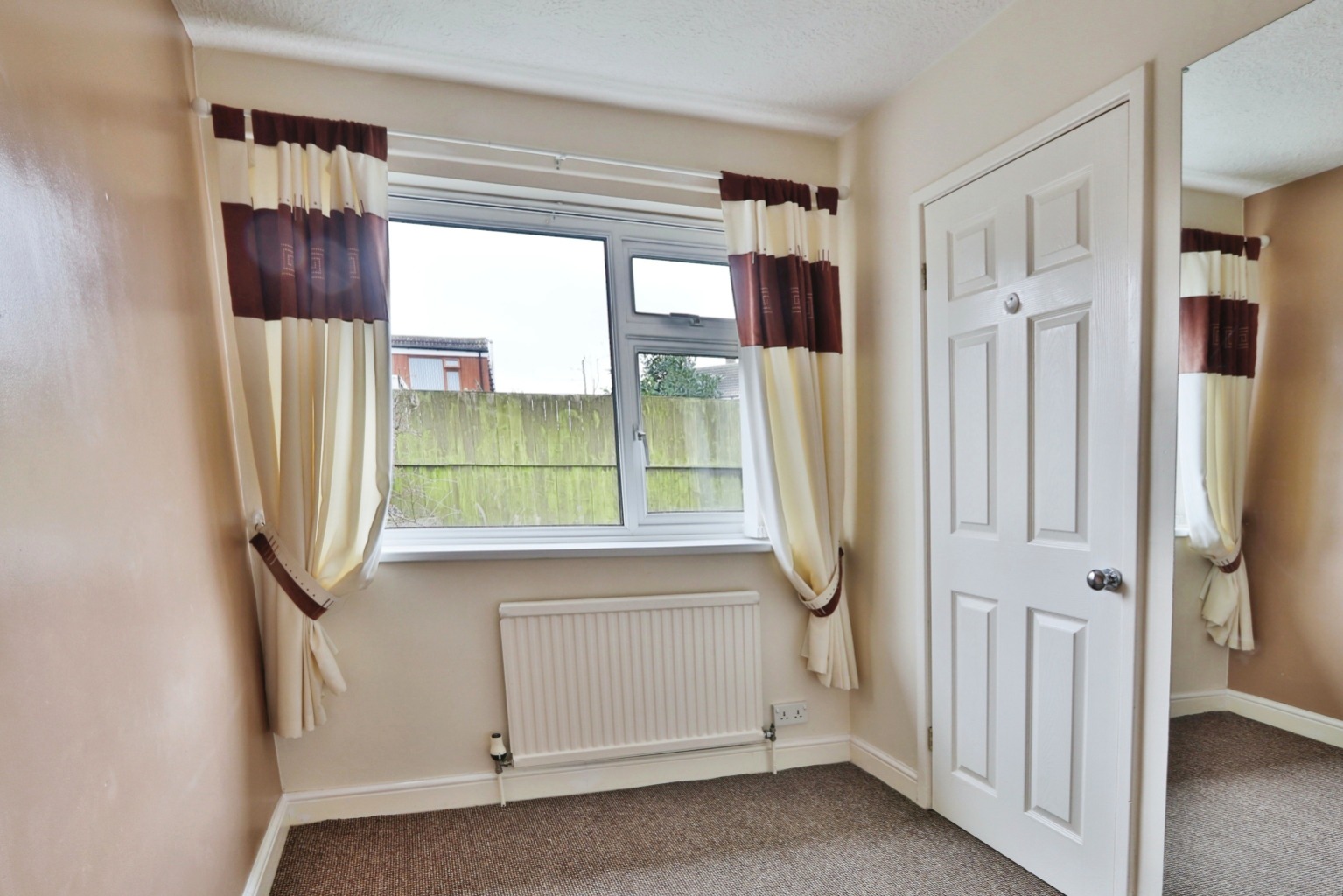 2 bed semi-detached bungalow for sale in Glebelands, Hull  - Property Image 4