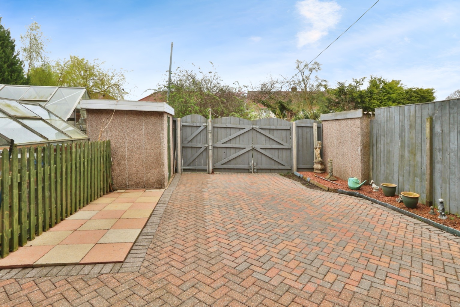3 bed terraced house for sale in St Johns Close, Hull  - Property Image 1