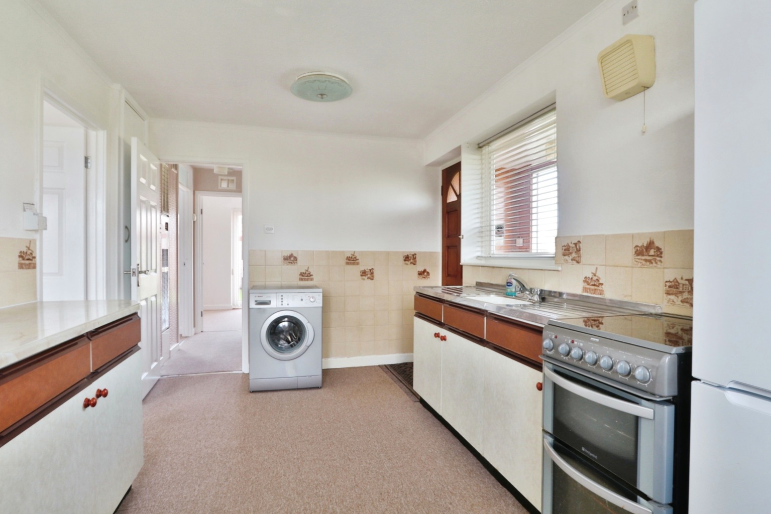 2 bed semi-detached bungalow for sale in Inmans Road, Hull  - Property Image 3