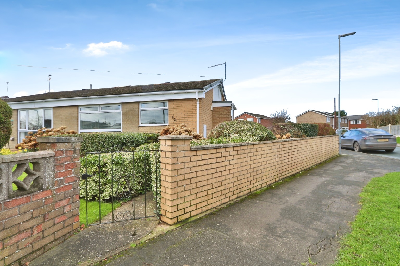 2 bed semi-detached bungalow for sale in Inmans Road, Hull  - Property Image 1