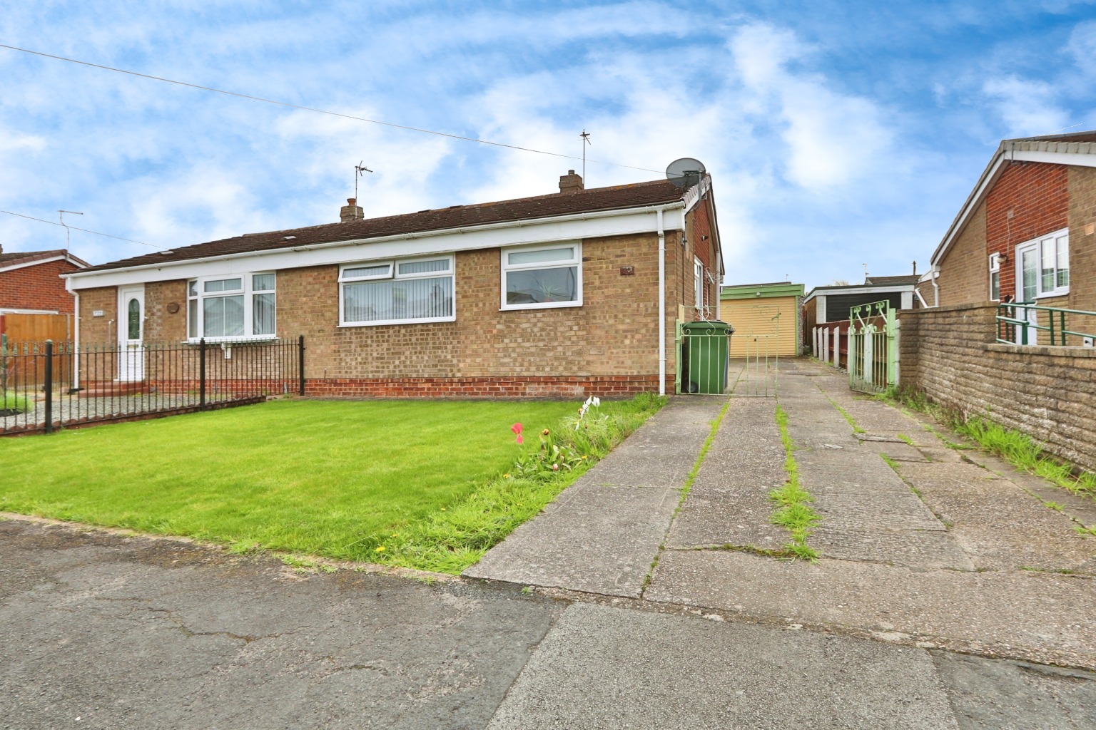 2 bed semi-detached bungalow for sale in Holcroft Garth, Hull - Property Image 1