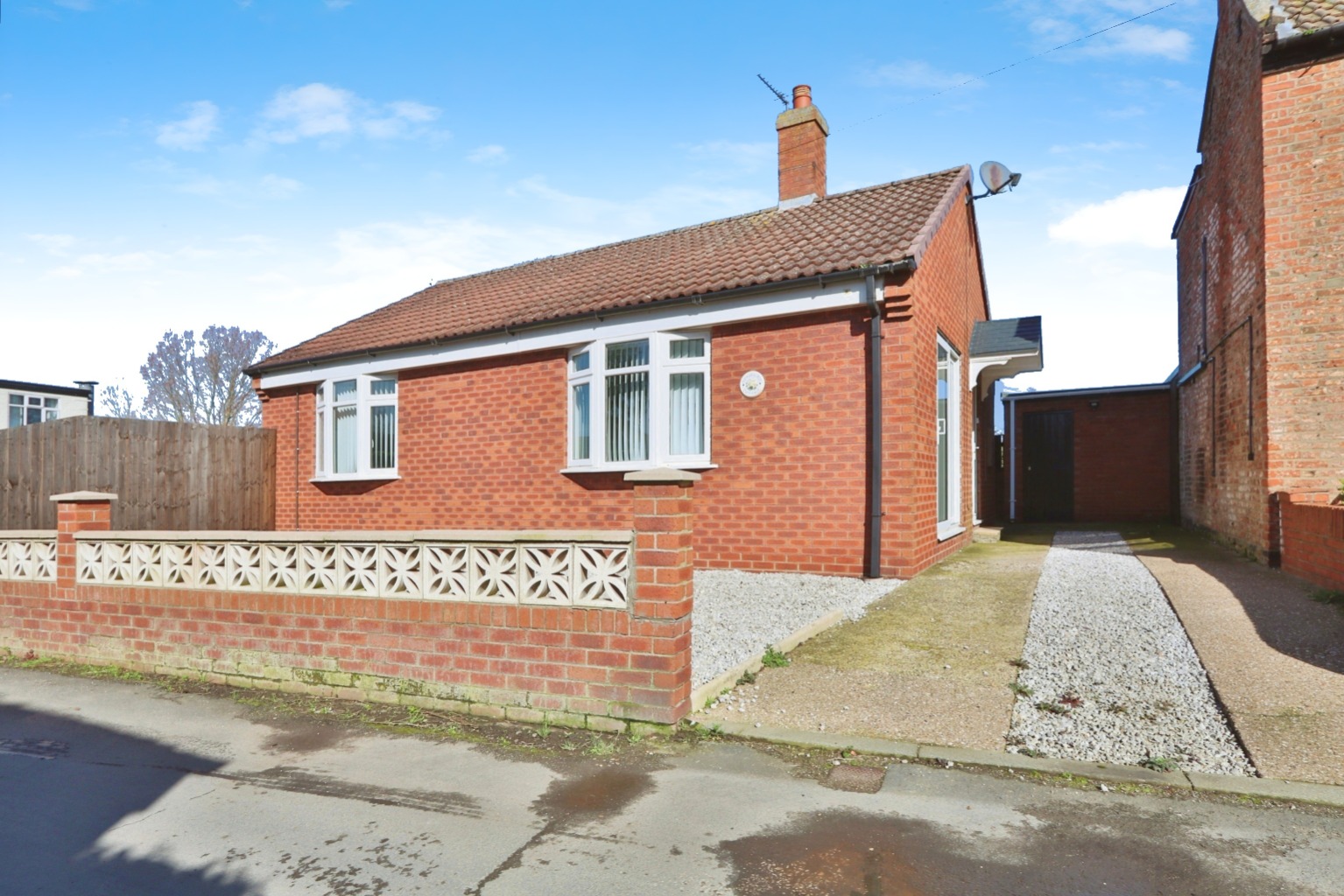 2 bed semi-detached bungalow for sale in Pitt Lane, Hull  - Property Image 1