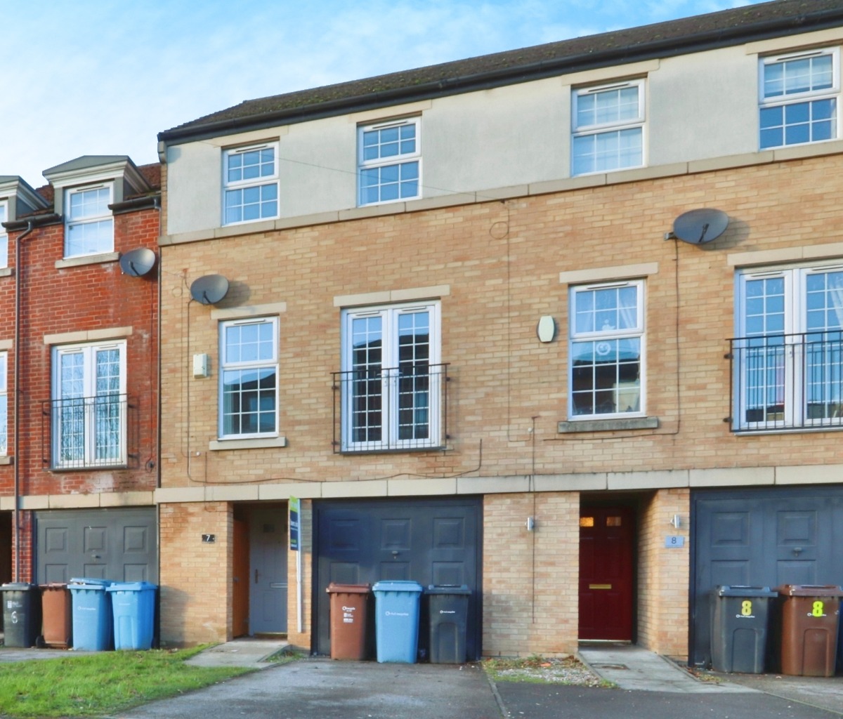 3 bed town house for sale in Lambwath Hall Court, Hull  - Property Image 1
