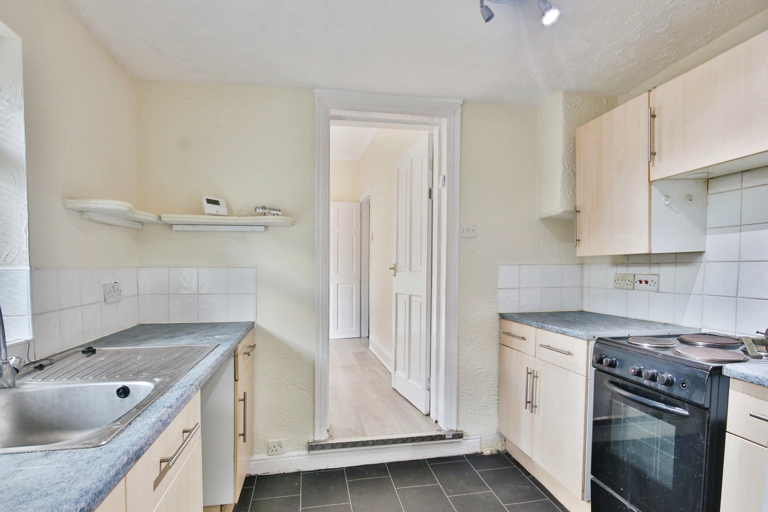 2 bed end of terrace house for sale in Ceylon Street, Hull  - Property Image 2
