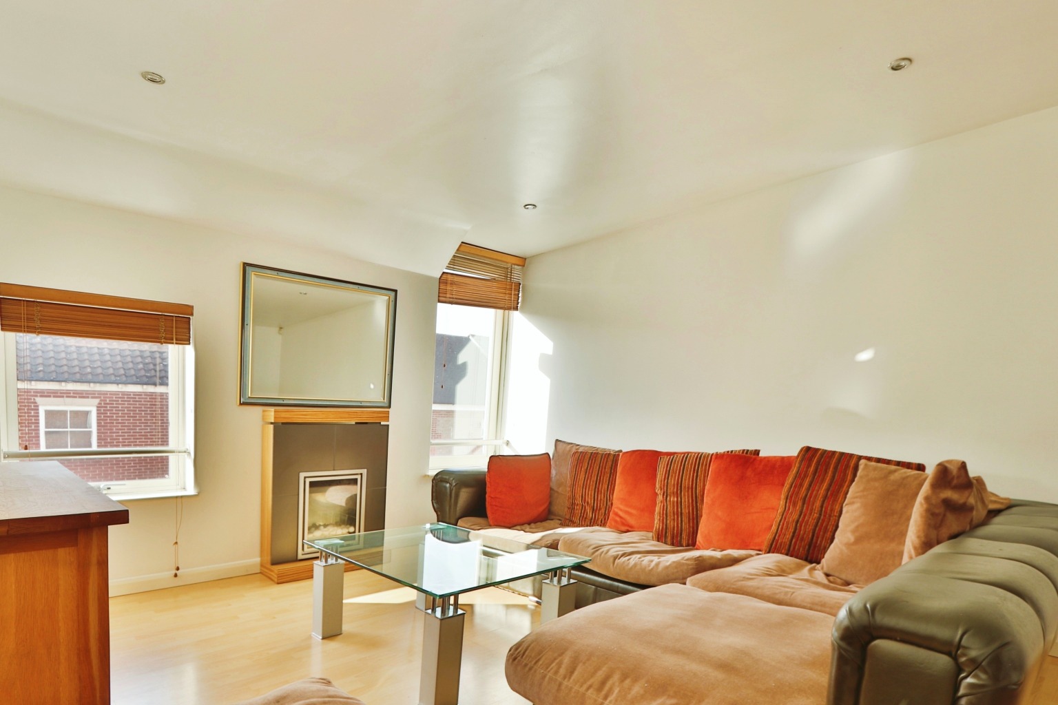 2 bed flat for sale in Kingston Square, Hull  - Property Image 3