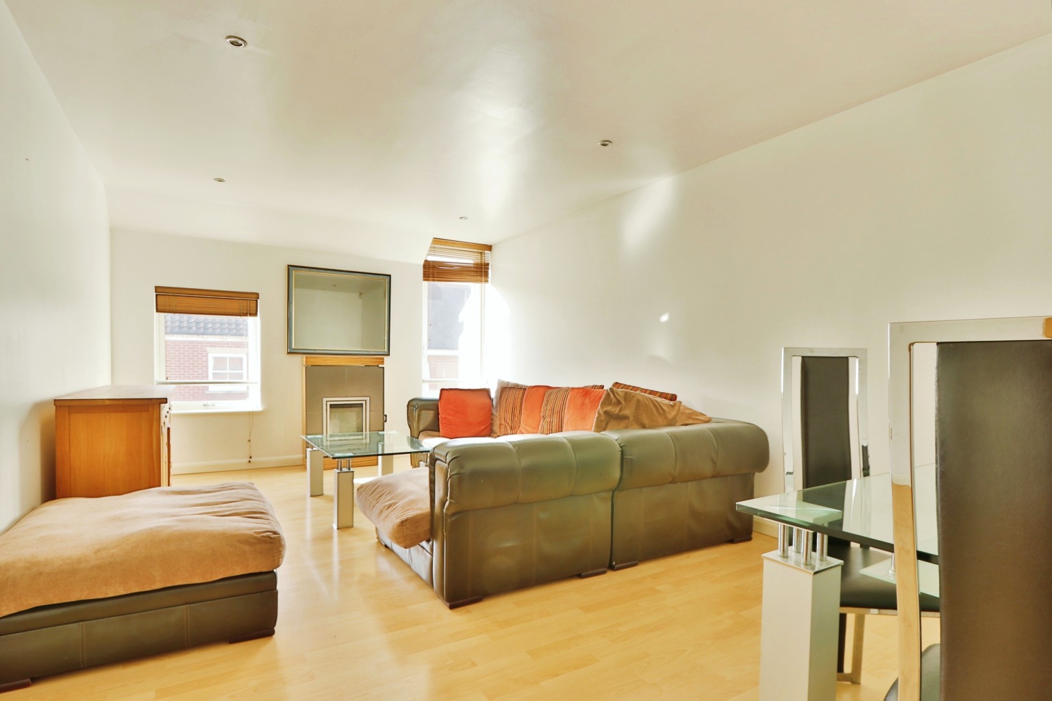 2 bed flat for sale in Kingston Square, Hull  - Property Image 4