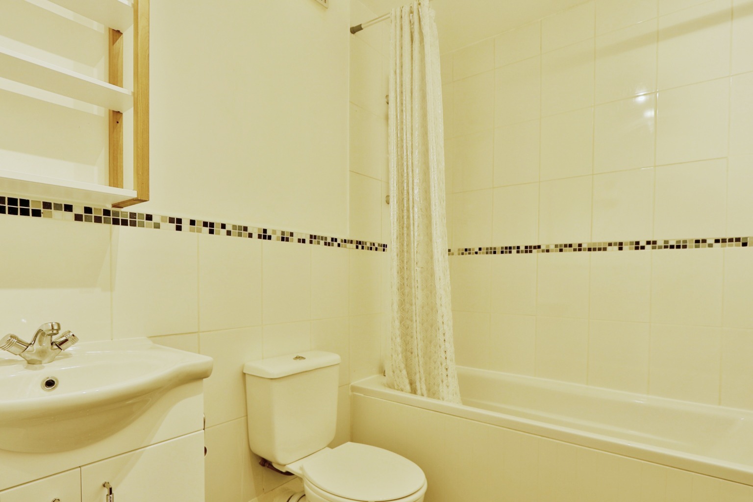 Studio flat for sale in High Street, Hull  - Property Image 6