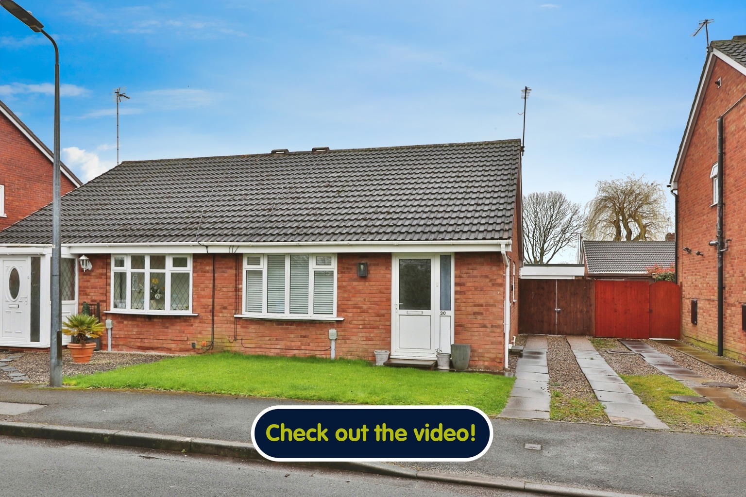 2 bed bungalow for sale in Greylees Avenue, Hull - Property Image 1