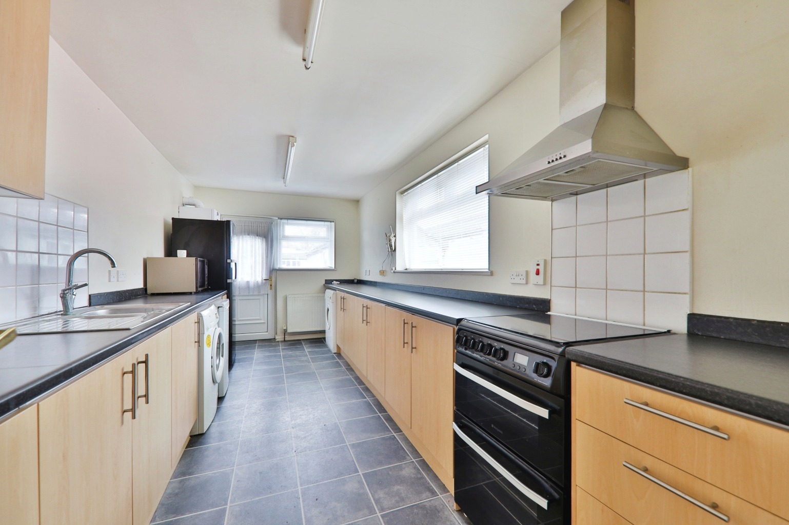 3 bed end of terrace house for sale in The Paddock, Hull  - Property Image 3