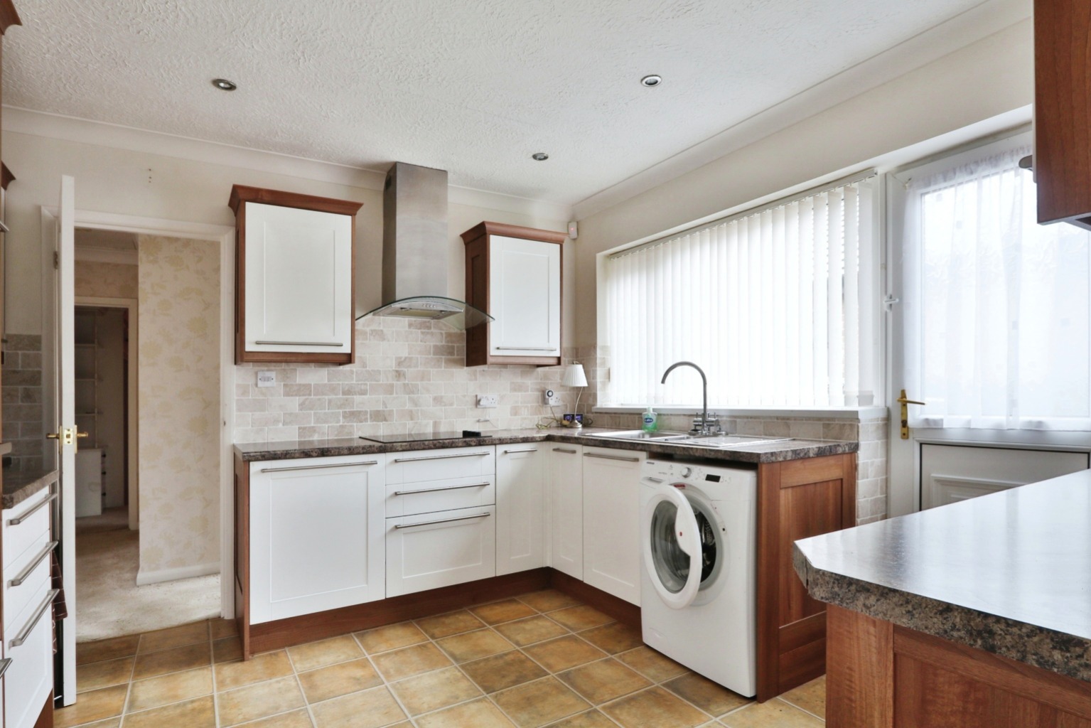 2 bed detached bungalow for sale in The Parkway, Hull  - Property Image 2
