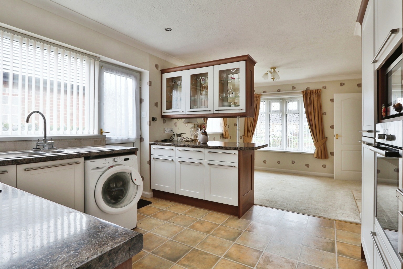 2 bed detached bungalow for sale in The Parkway, Hull  - Property Image 3