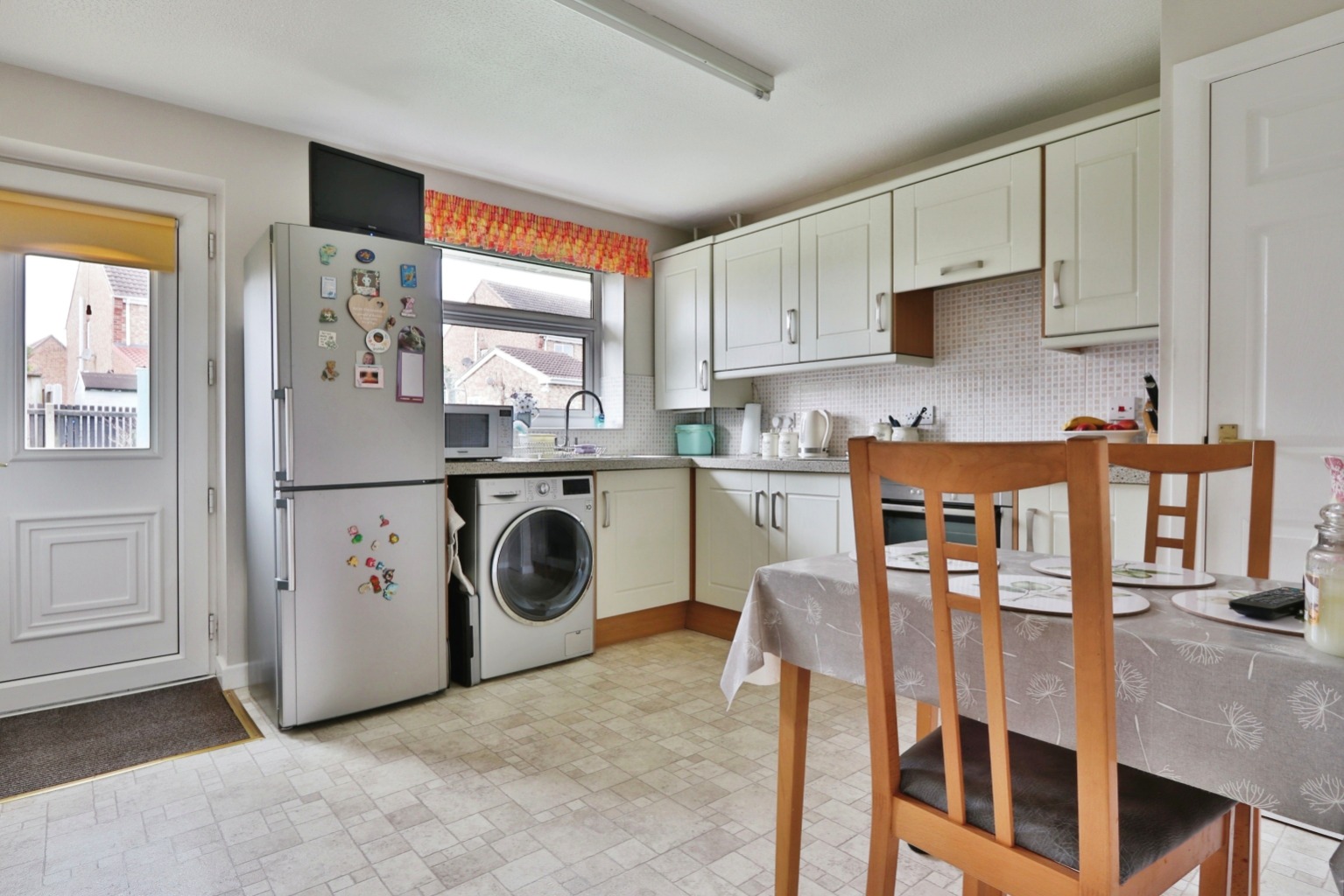 2 bed semi-detached bungalow for sale in Sable Close, Hull  - Property Image 3