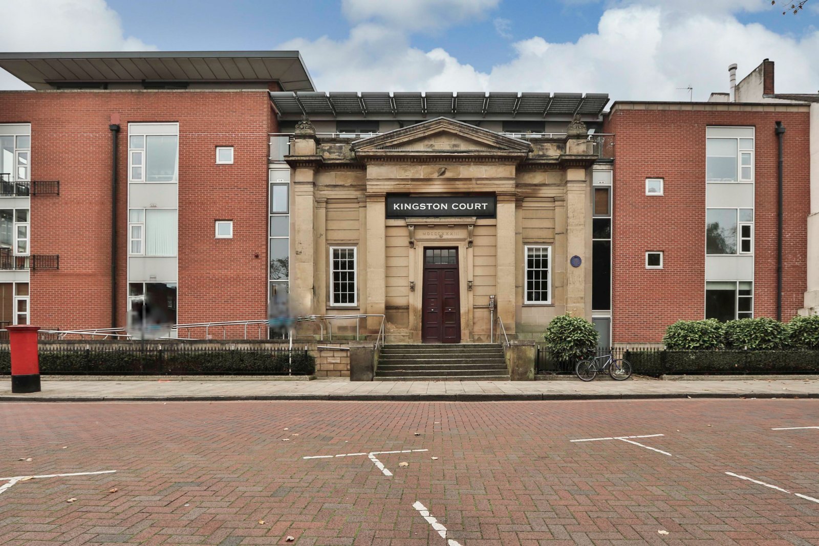 2 bed apartment for sale in Kingston Square, Hull - Property Image 1