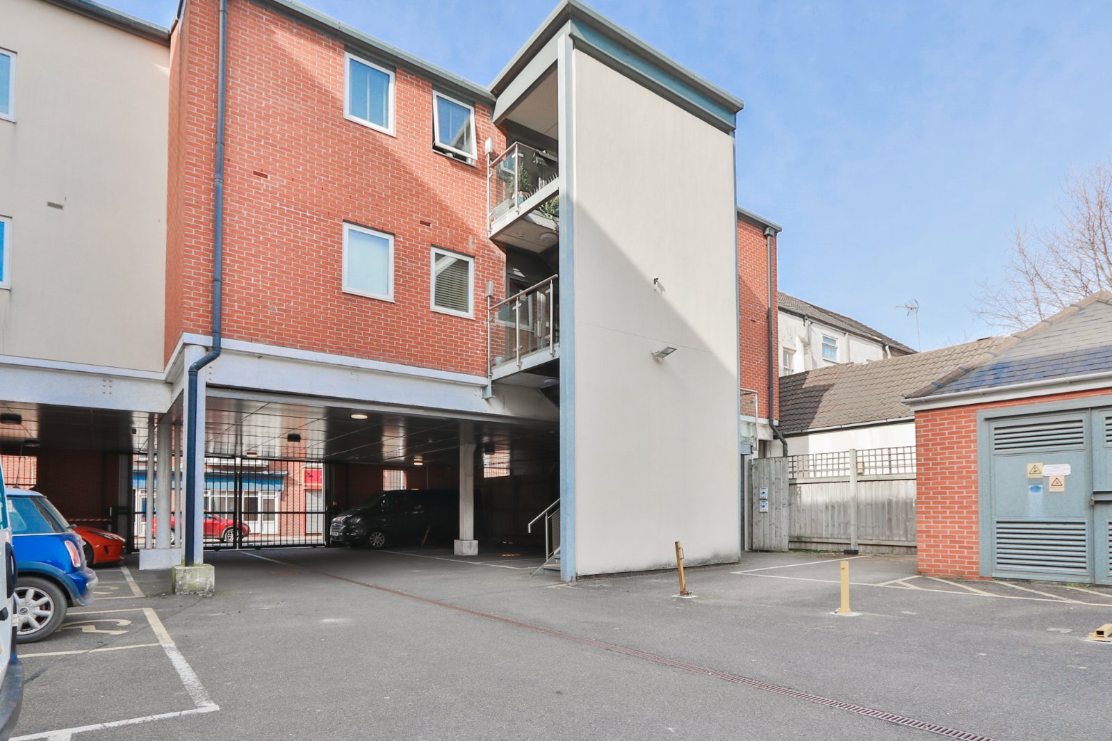 2 bed apartment for sale in Kingston Square, Hull  - Property Image 1