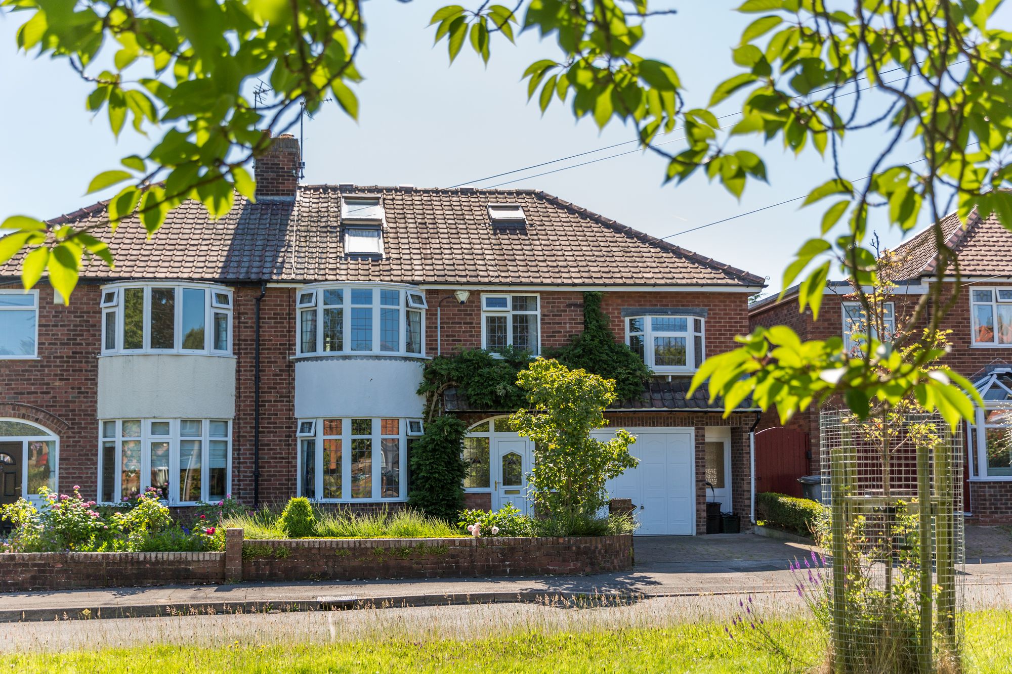 6 bed semi-detached house for sale in Hunters Way, York  - Property Image 1