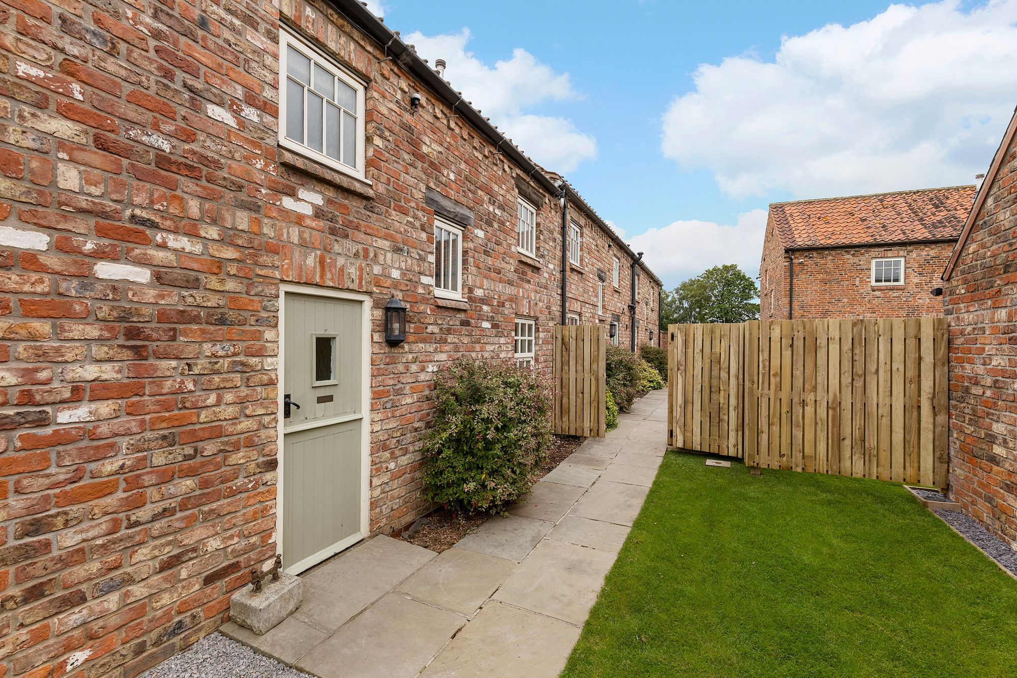 3 bed terraced cottage for sale in Chestnut Farm, York  - Property Image 2