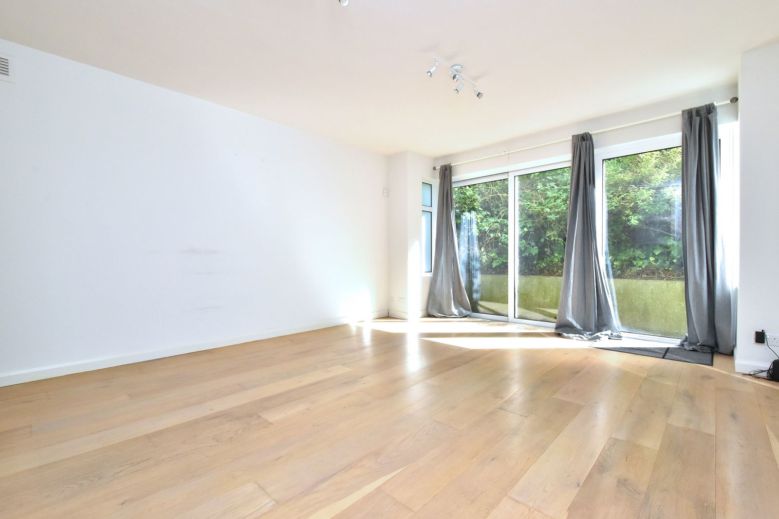 1 bed flat for sale in London Road, London  - Property Image 2