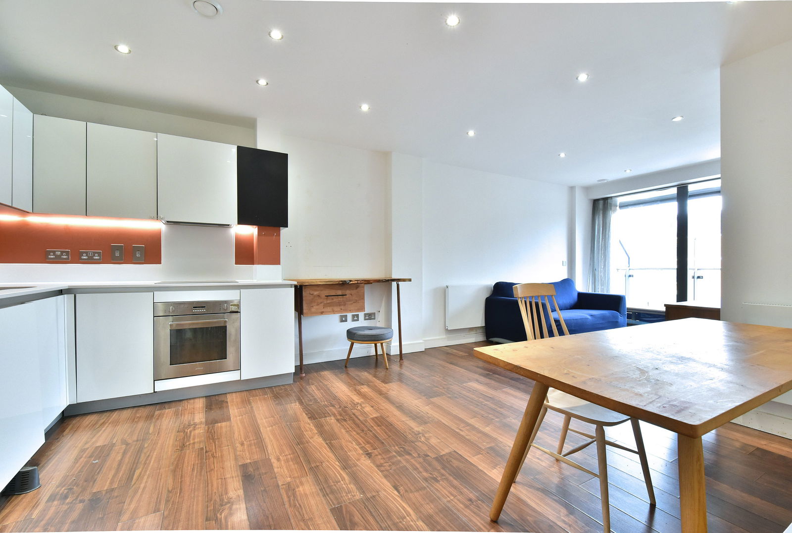 2 bed apartment for sale in Queens Road, London  - Property Image 3