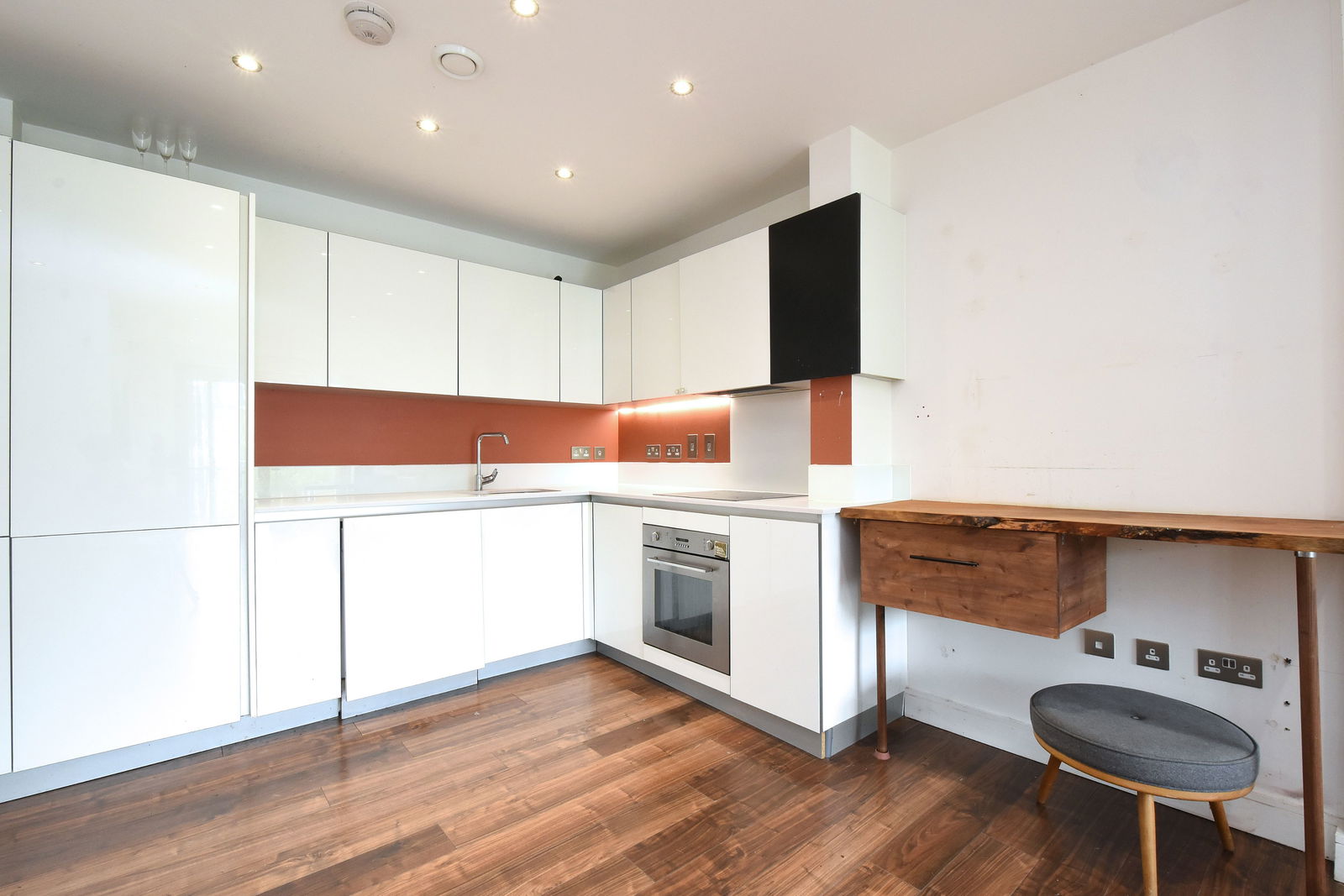 2 bed apartment for sale in Queens Road, London  - Property Image 5