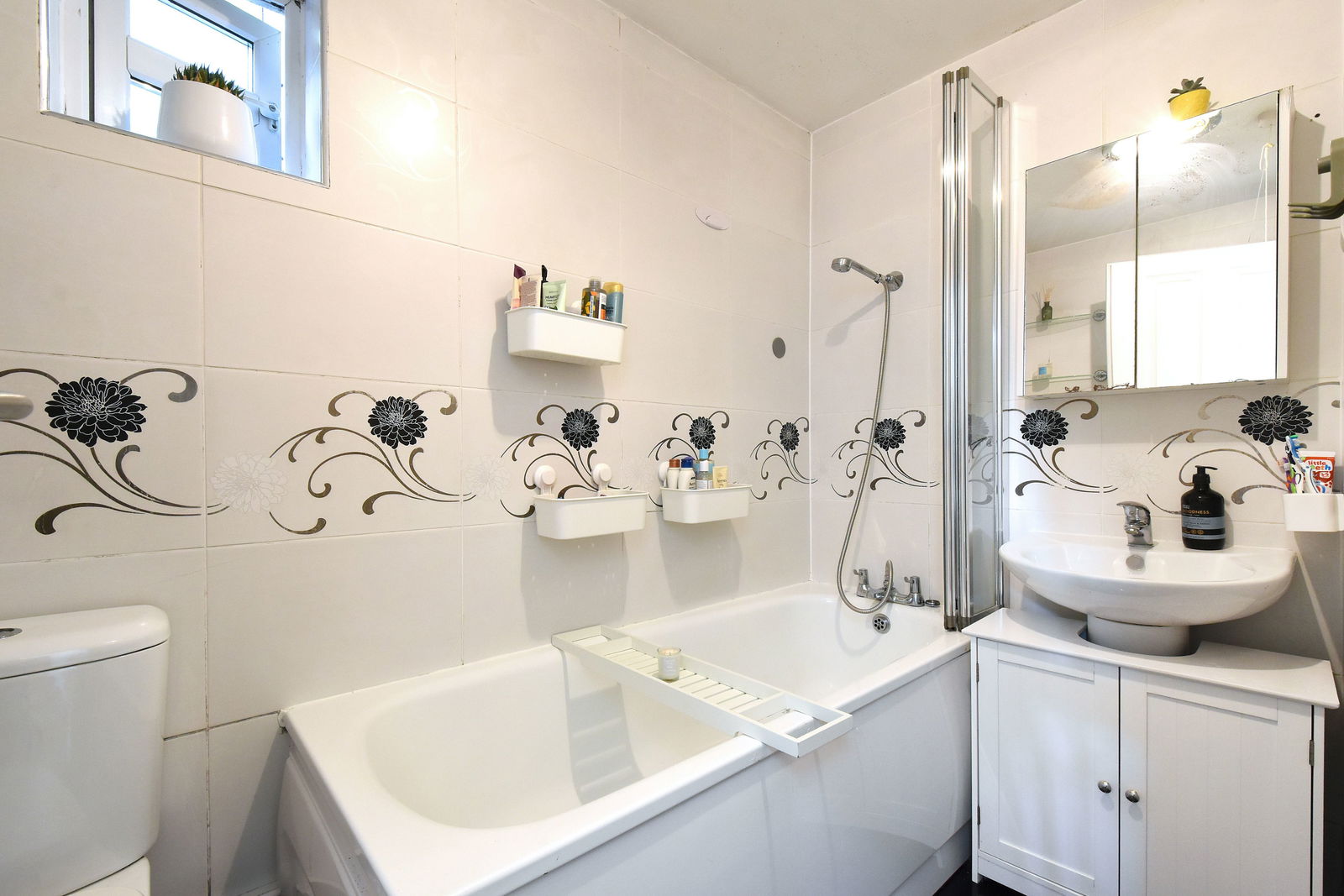 2 bed flat for sale in Faversham Road, London  - Property Image 14