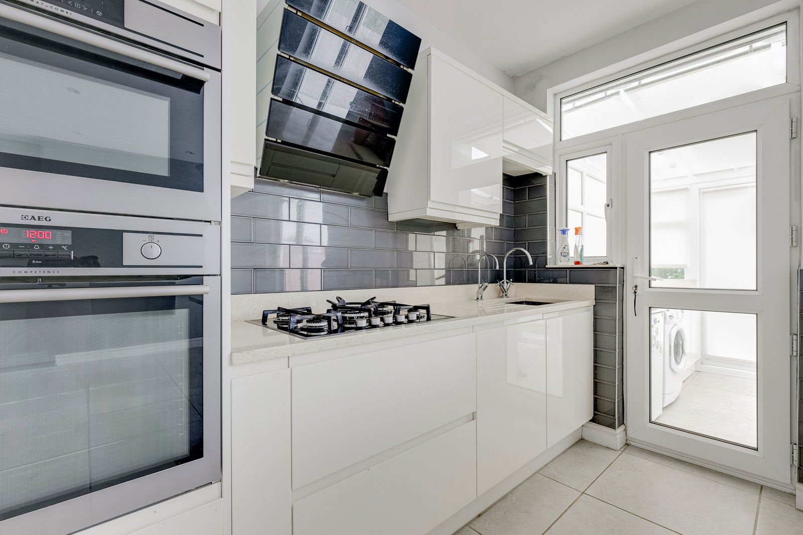 4 bed terraced house for sale in Hawkesfield Road, London  - Property Image 5