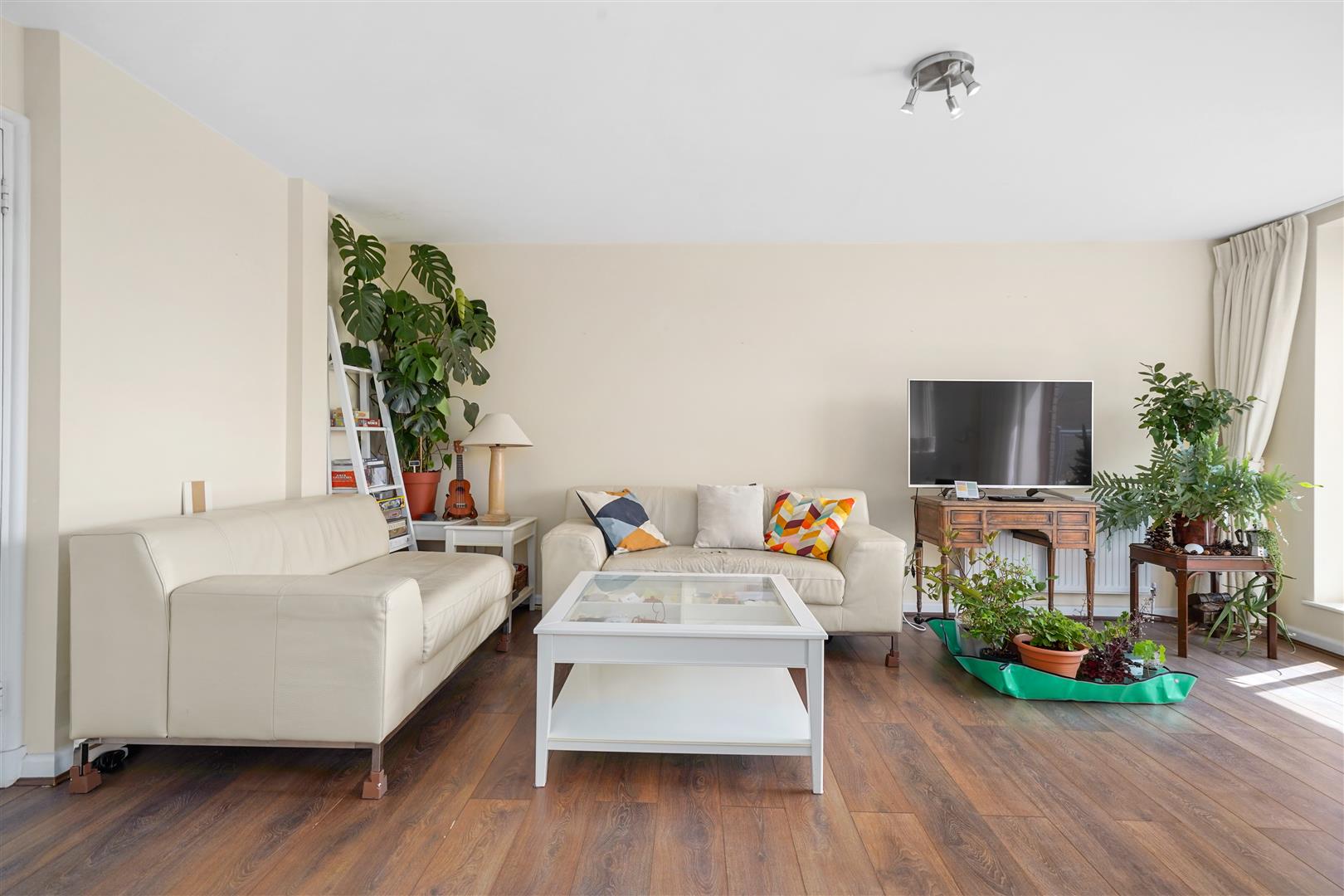 2 bed apartment to rent in Asher Way, London, E1W