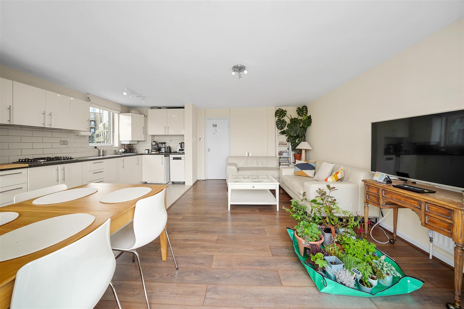 2 bed apartment to rent in Asher Way, London  - Property Image 5