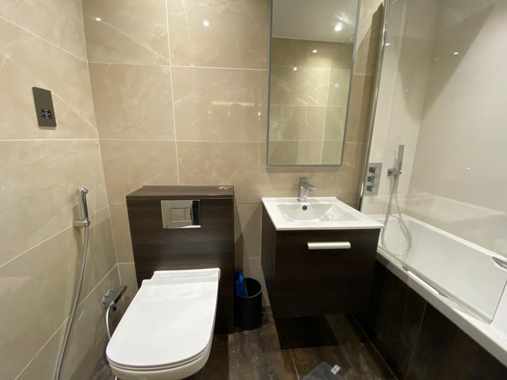 3 bed apartment for sale in Cambridge Square, London 10