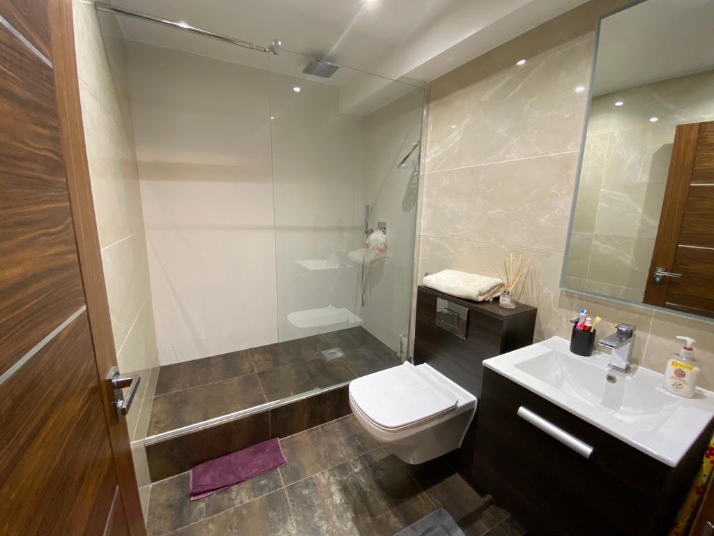 3 bed apartment for sale in Cambridge Square, London 12