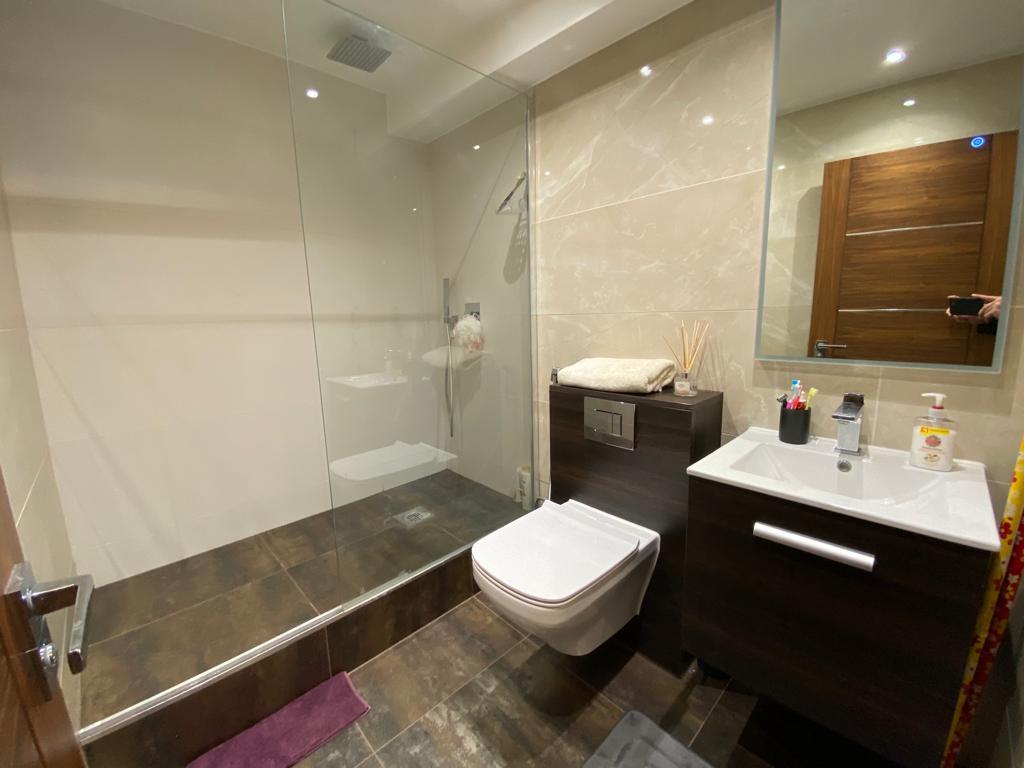 3 bed apartment for sale in Cambridge Square, London 11
